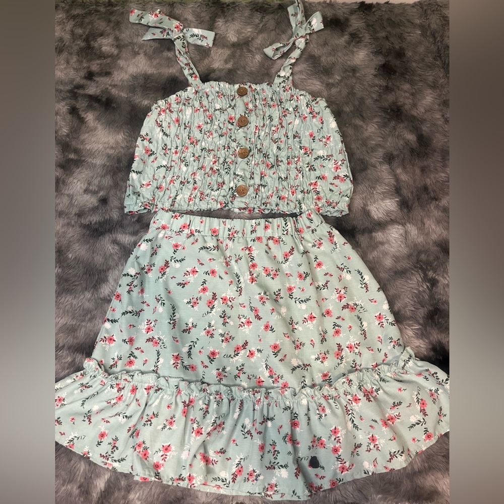 Girls 2 piece ~ slight crop top with matching skirt ~ girls size 10